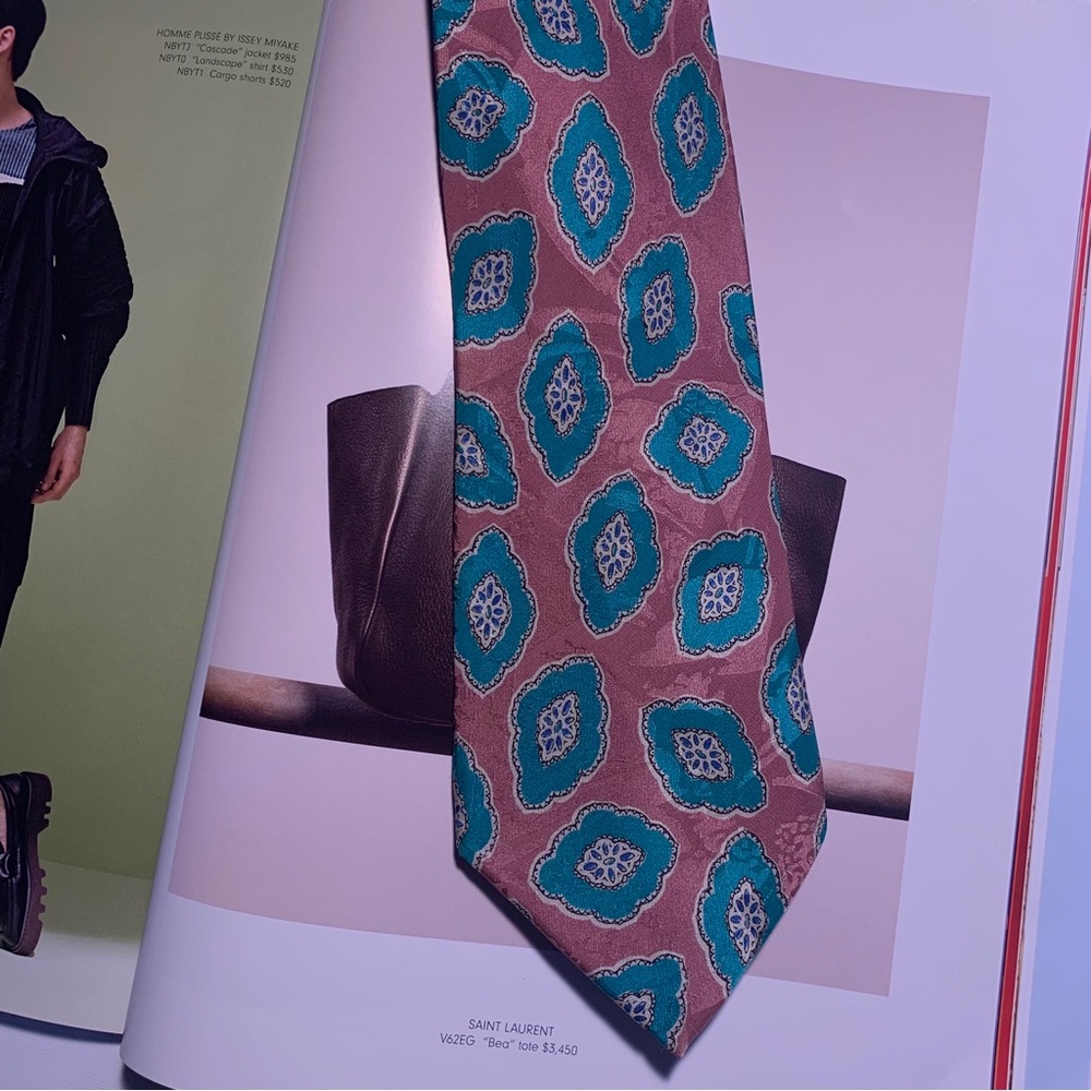 VINTAGE CHATSWORTH ITALIAN SILK TIE WITH ABSTRACT DESIGN IN PINK GREEN
